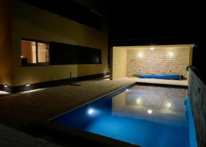 Geschmacksvolle Mit Pool Nur 60 M Vom Fuer Bis 5 Personen
